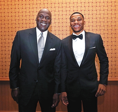 对三分线外 对三分线外